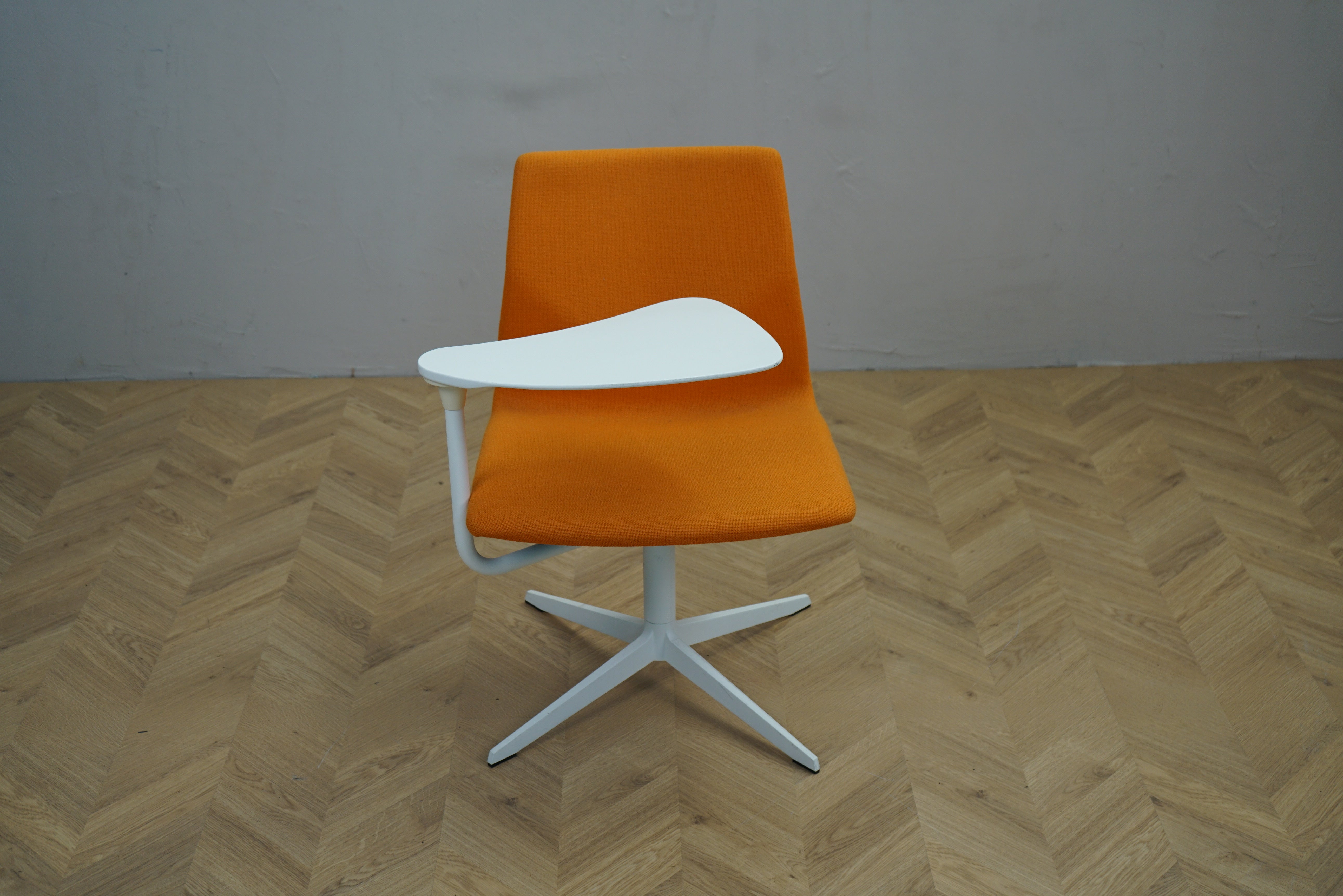 Four Design FourCast stol i orange med hvidt stel og skriveplade set forfra.